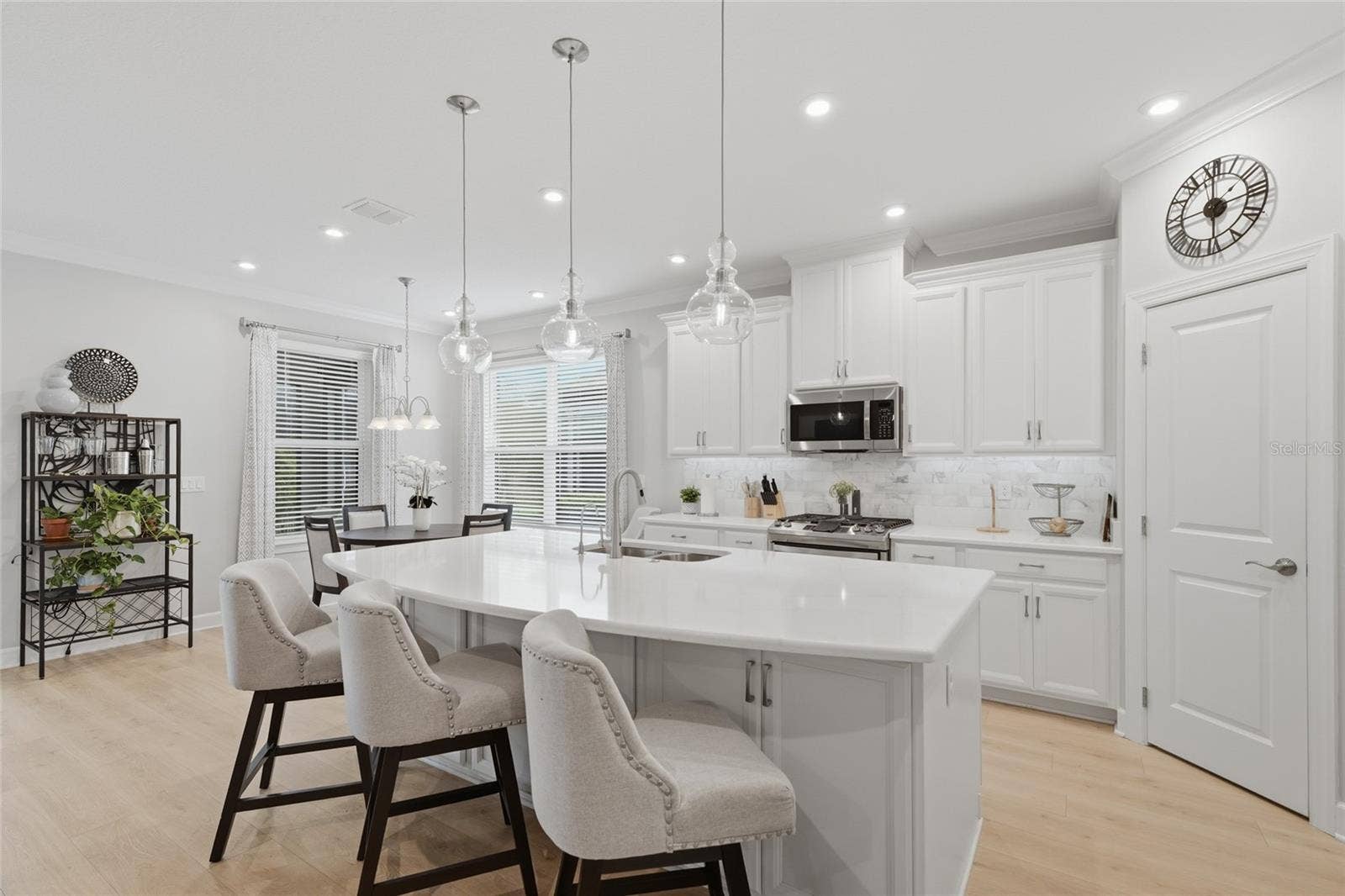 Breakfast bar w/ lots of counter space & seating