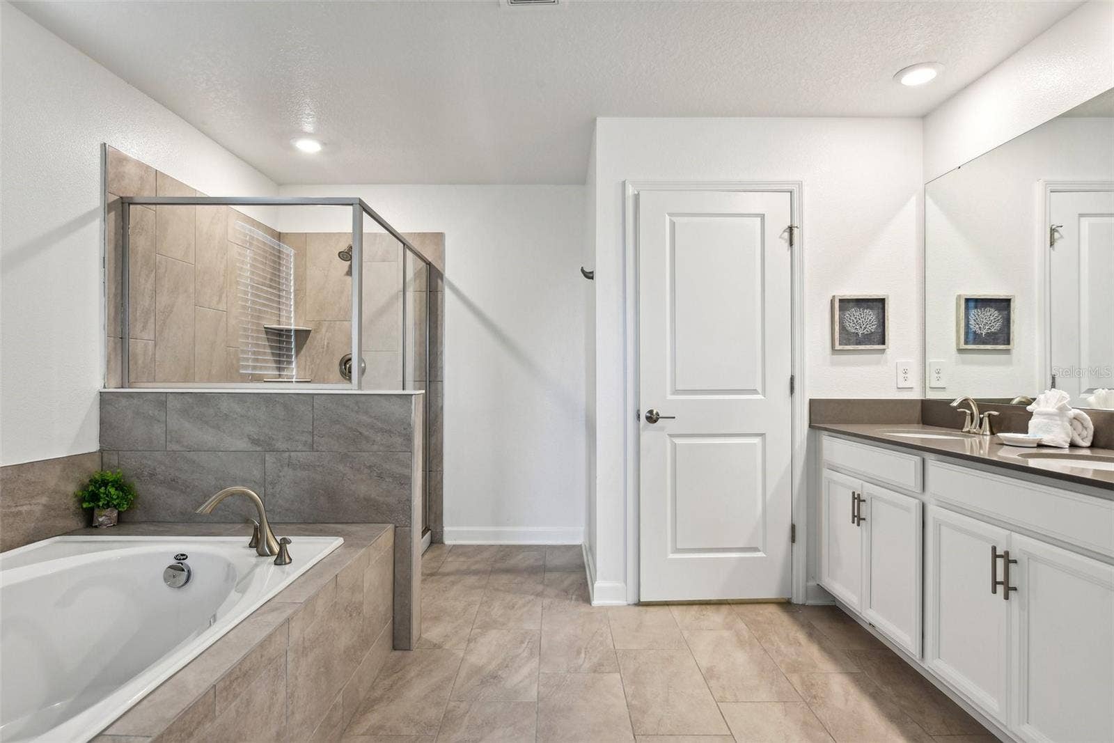 9266 SOMMERSET HILLS DRIVE, Davenport, FL 33896 Primary en suite with tub