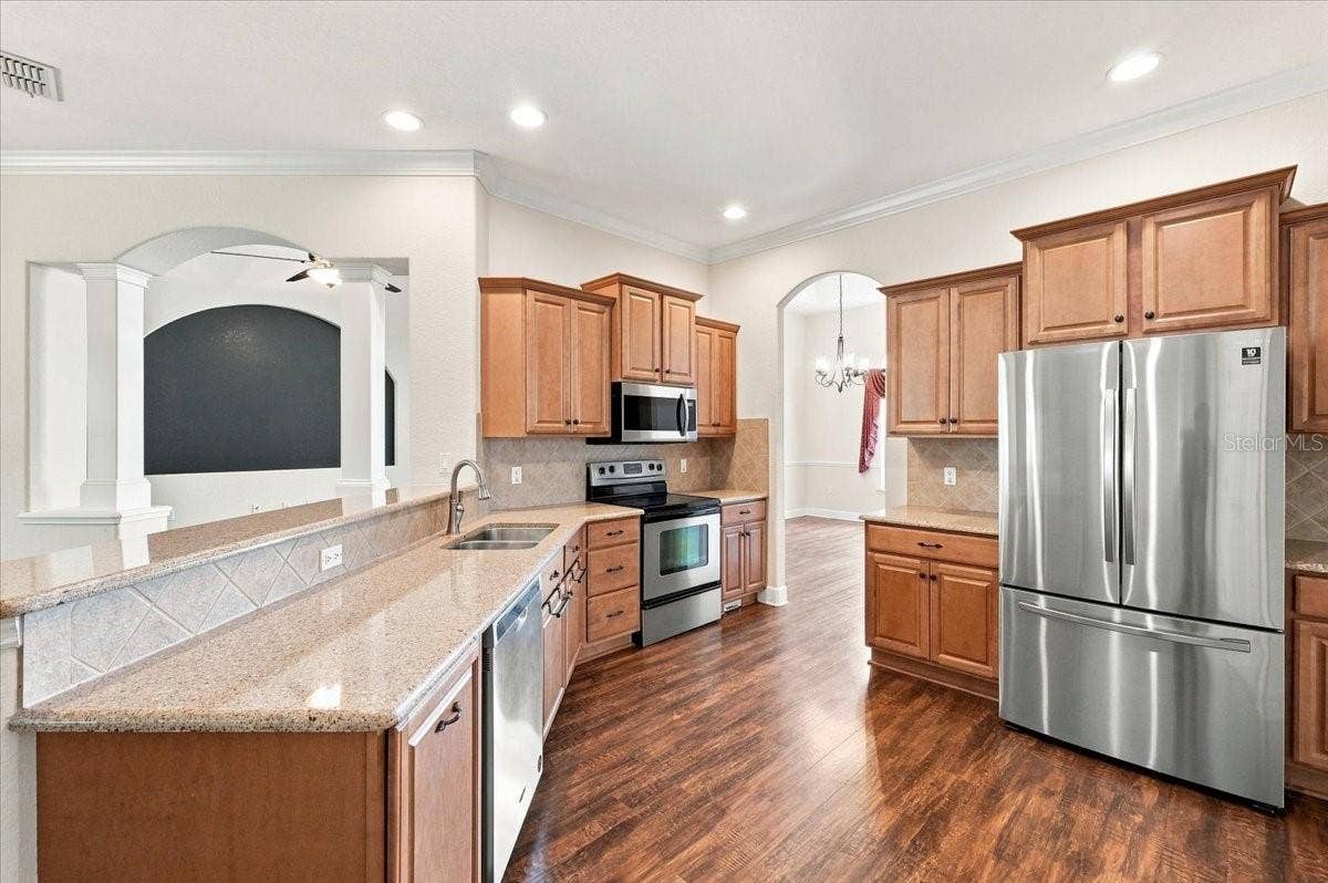 230 LAKE ARIETTA COURT, Auburndale, FL 33823 kitchen