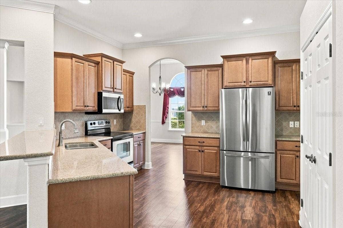 230 LAKE ARIETTA COURT, Auburndale, FL 33823 kitchen