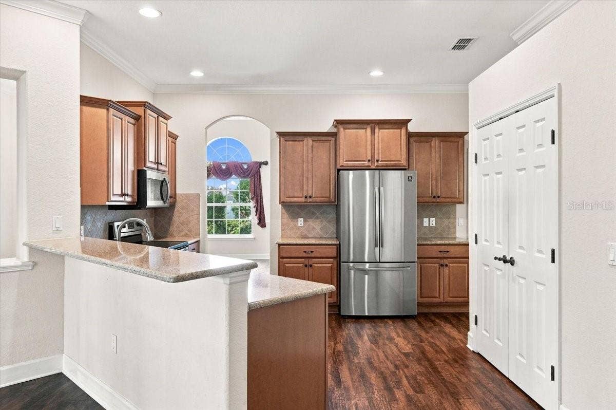 230 LAKE ARIETTA COURT, Auburndale, FL 33823 kitchen