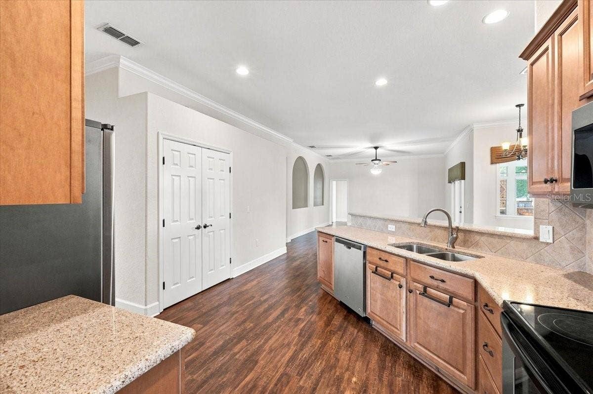 230 LAKE ARIETTA COURT, Auburndale, FL 33823 kitchen