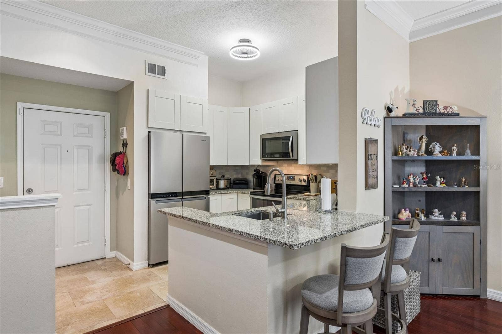 239 LONGVIEW AVENUE, #311, Celebration, FL 34747 Foyer and kitchen