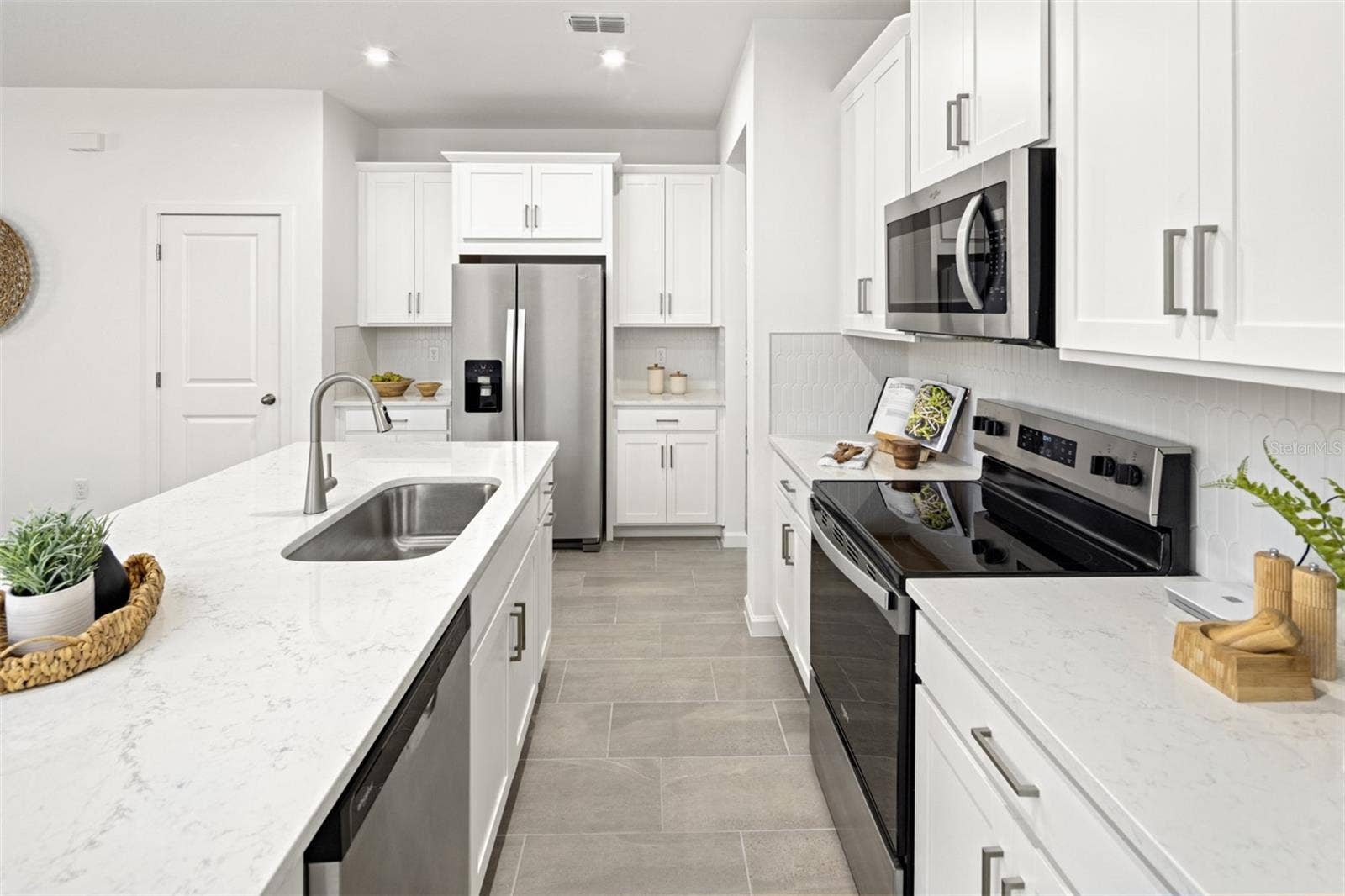 137 GREENHOUSE GROVE STREET, Groveland, FL 34736 Alafia Kitchen