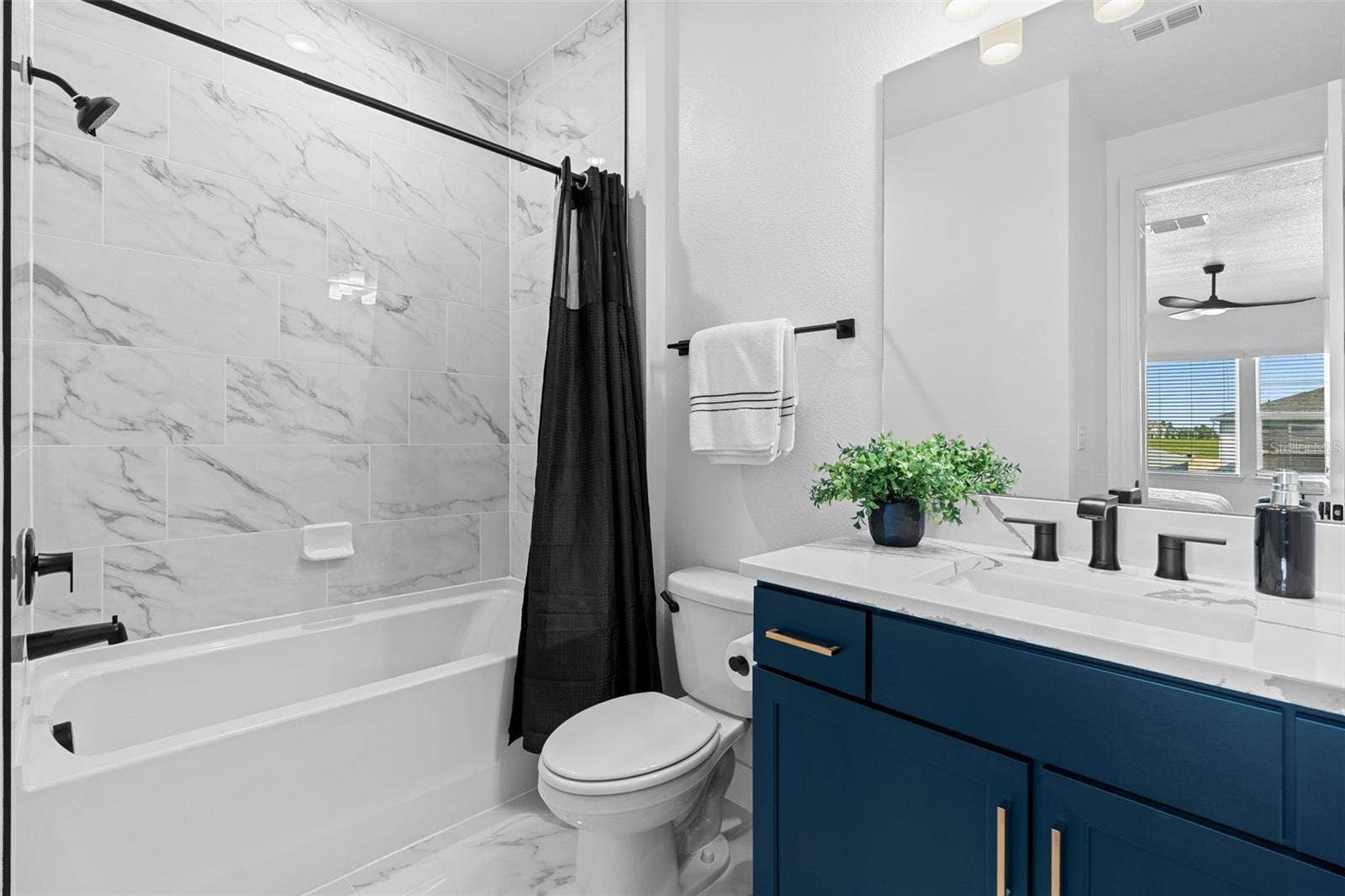4617 GOLDEN BIRCH AVENUE, Clermont, FL 34714 Full en-suite bath.