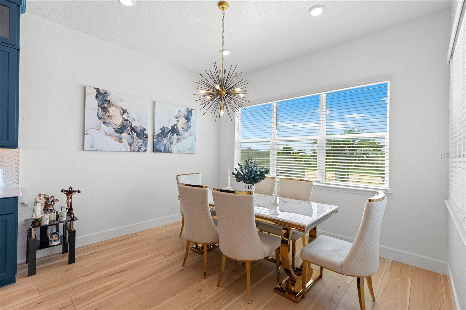 4617 GOLDEN BIRCH AVENUE, Clermont, FL 34714 Light filled casal dining overlooking the backyard.