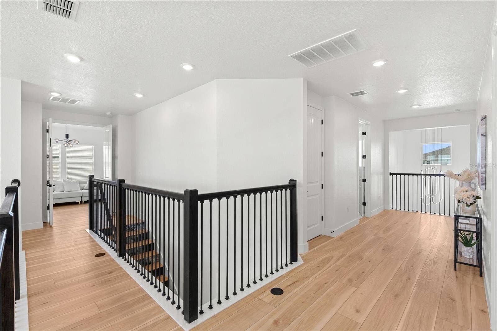 4617 GOLDEN BIRCH AVENUE, Clermont, FL 34714 Second floor landing.