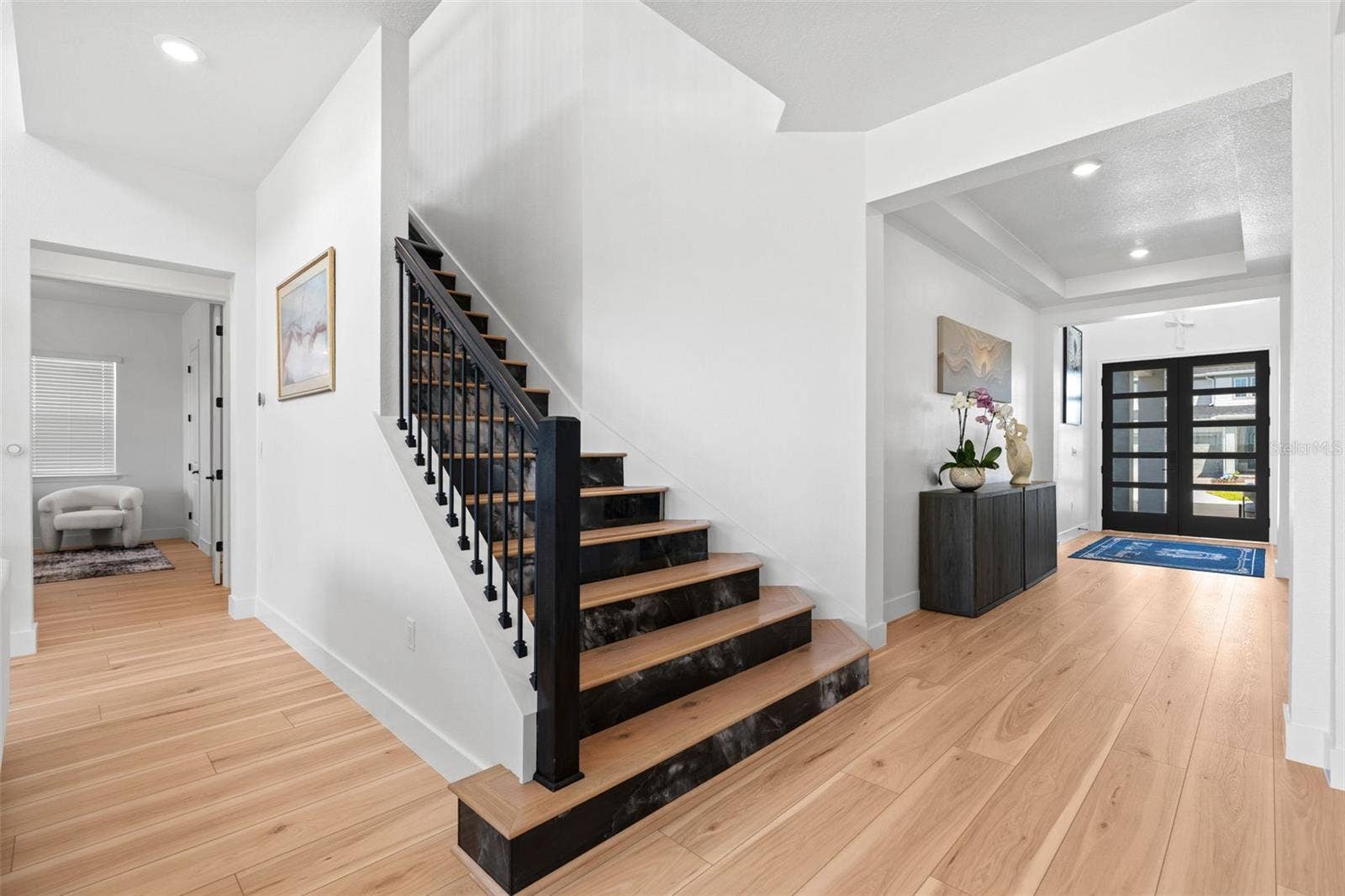 4617 GOLDEN BIRCH AVENUE, Clermont, FL 34714 Beautiful staircase perfectly complements the front entry.