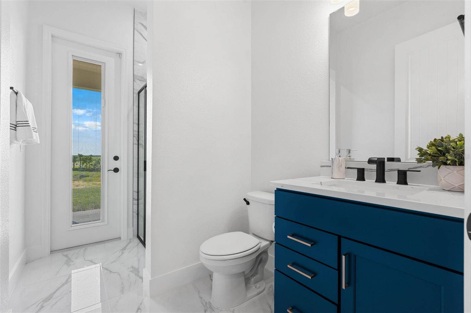 4617 GOLDEN BIRCH AVENUE, Clermont, FL 34714 Full guest/cabana bath on the main floor.