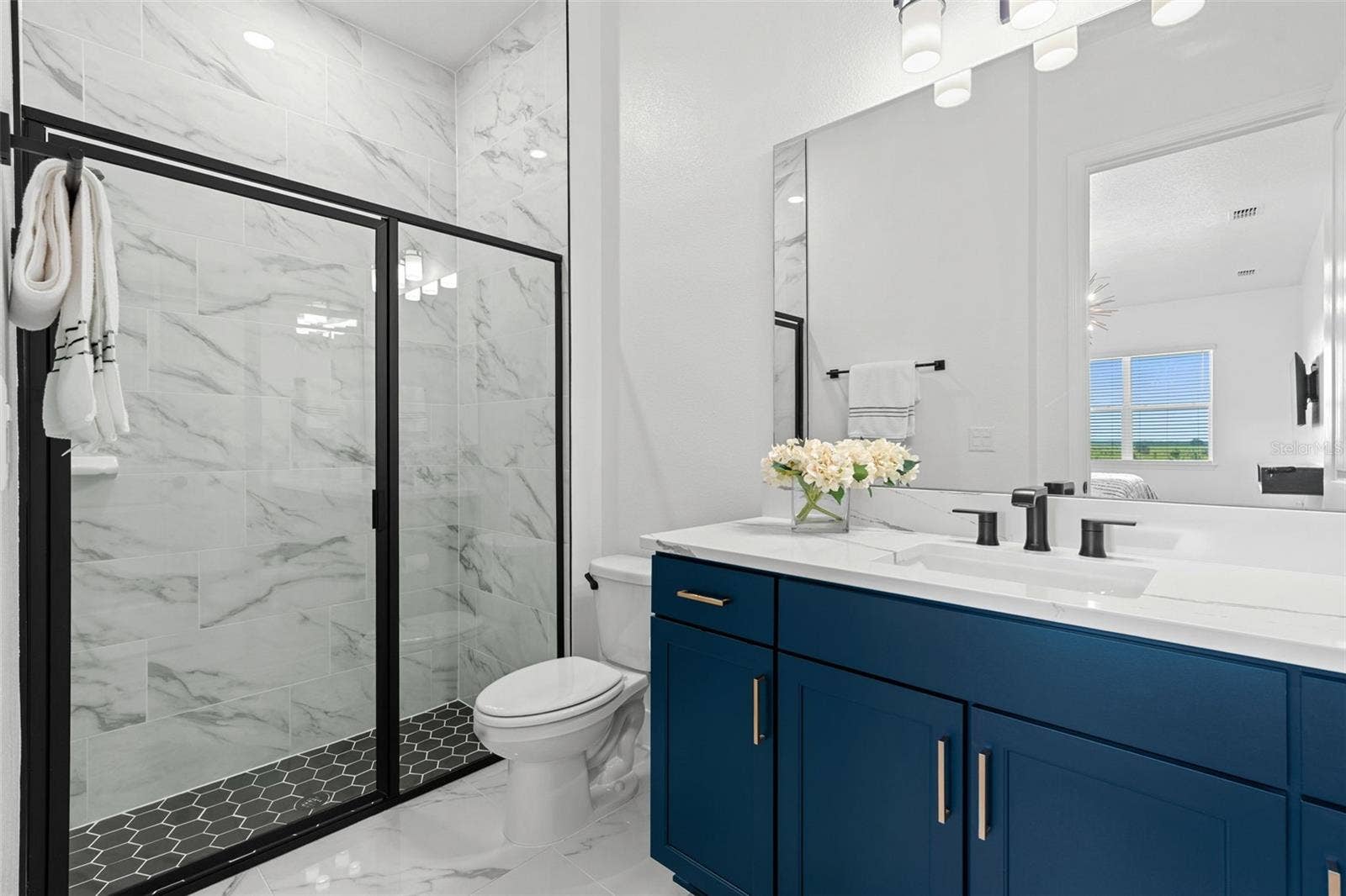 4617 GOLDEN BIRCH AVENUE, Clermont, FL 34714 Main floor full en-suite bath.