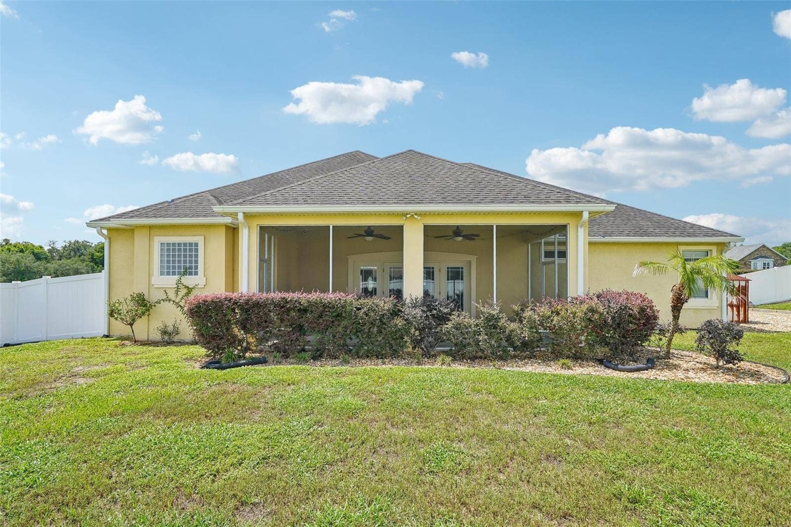 1113 MYRTLE BREEZES CT, Fruitland Park, FL 34731 Back of home