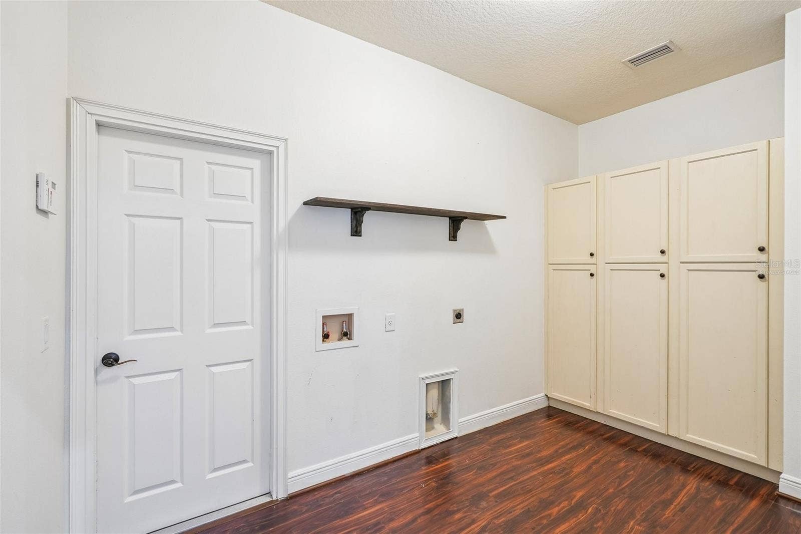 1113 MYRTLE BREEZES CT, Fruitland Park, FL 34731 Virtually staged Laundry room