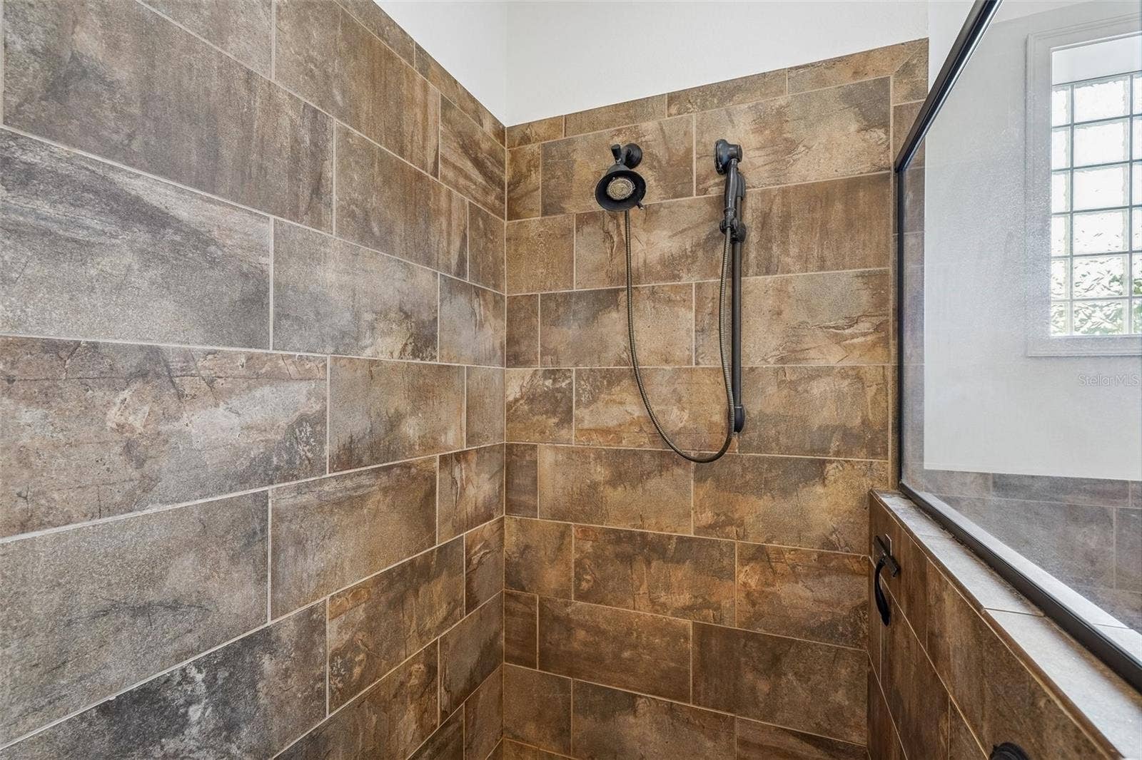 1113 MYRTLE BREEZES CT, Fruitland Park, FL 34731 Master shower
