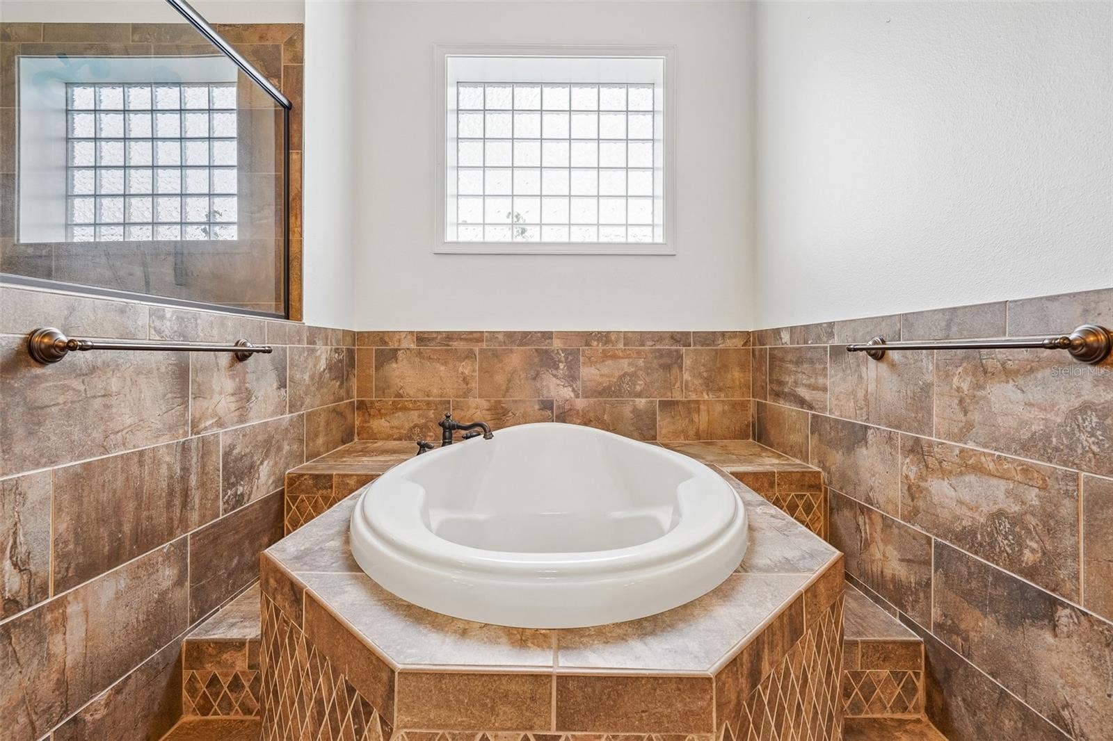 1113 MYRTLE BREEZES CT, Fruitland Park, FL 34731 Master bathtub