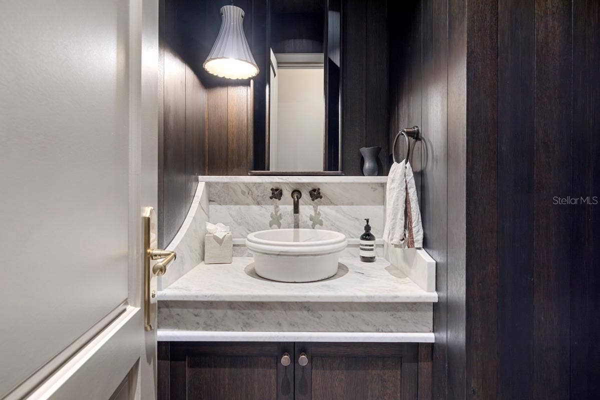702 VIA BELLA, Winter Park, FL 32789 Powder Bath