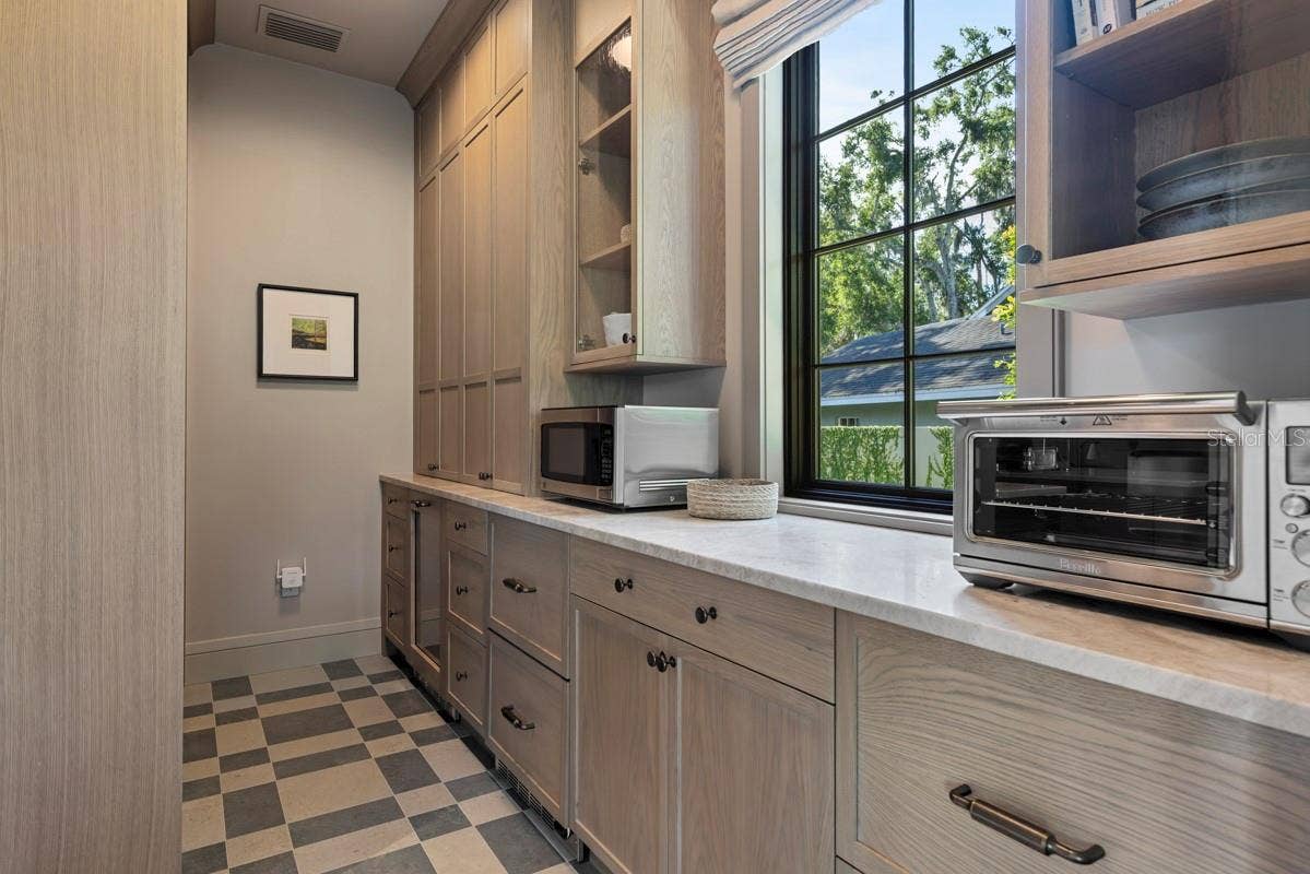 702 VIA BELLA, Winter Park, FL 32789 Butler's Pantry