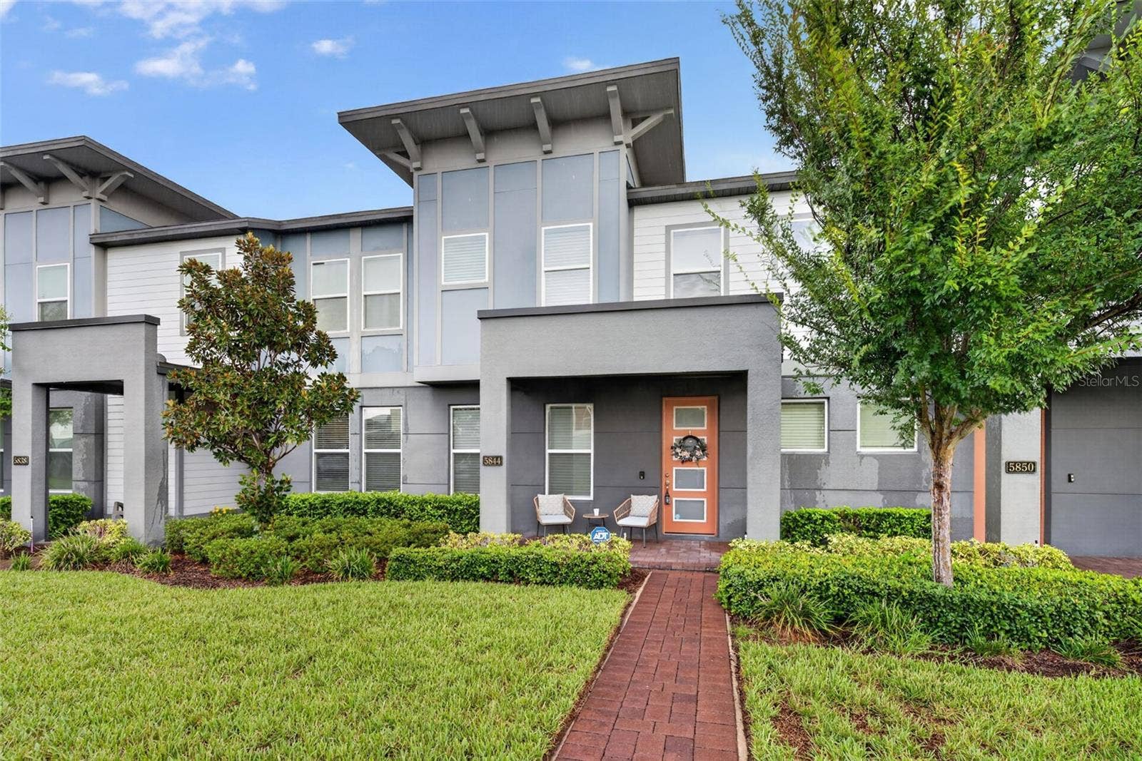 FRONT OF TOWNHOME