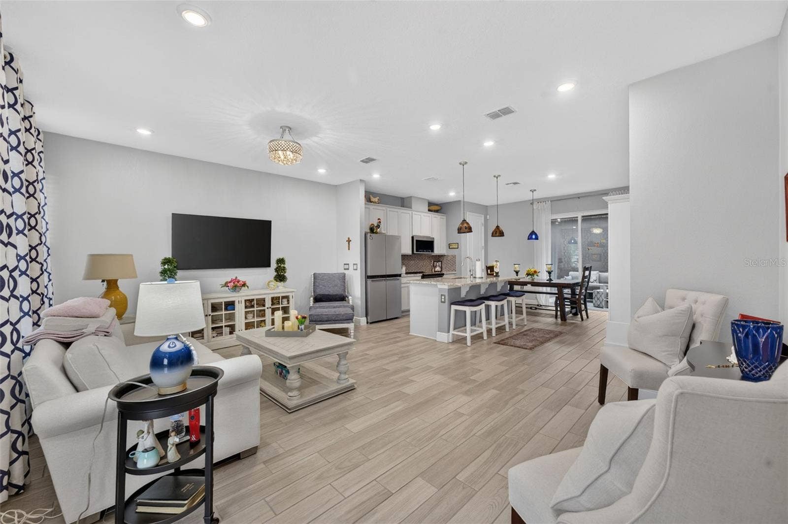 OPEN FLOOR PLAN - LIVING AREA