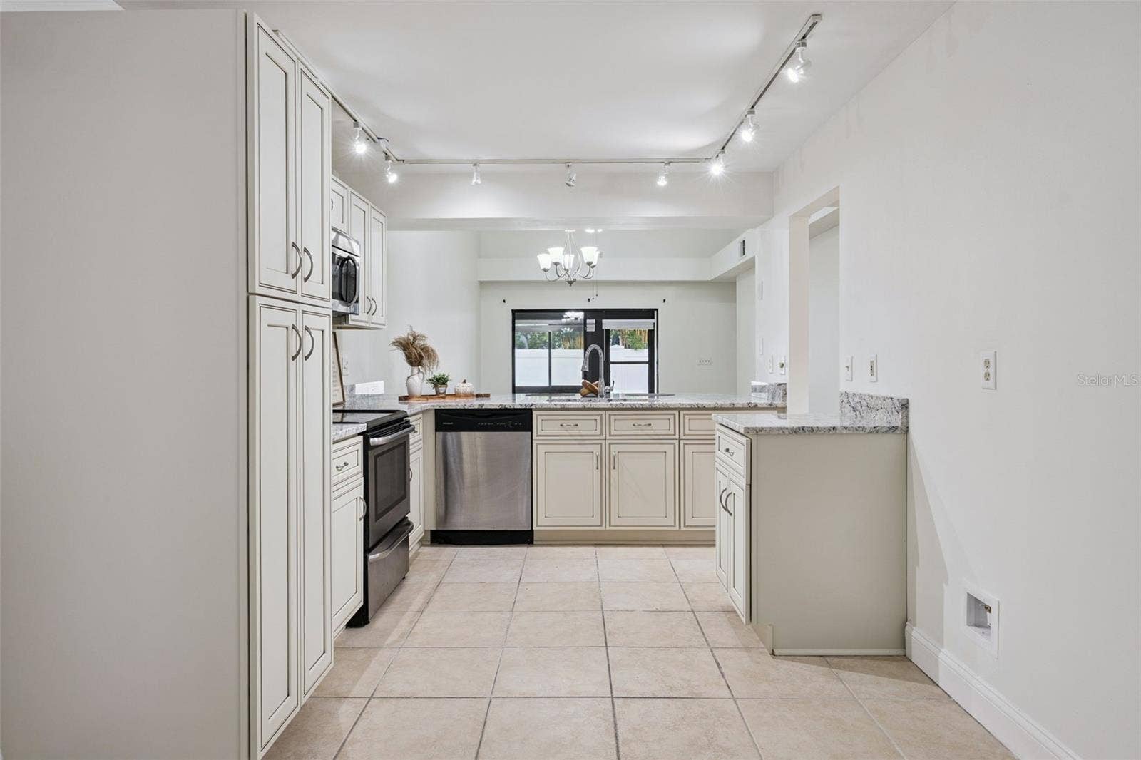 8370 SANDPOINT BLVD, Orlando, FL 32819 Kitchen