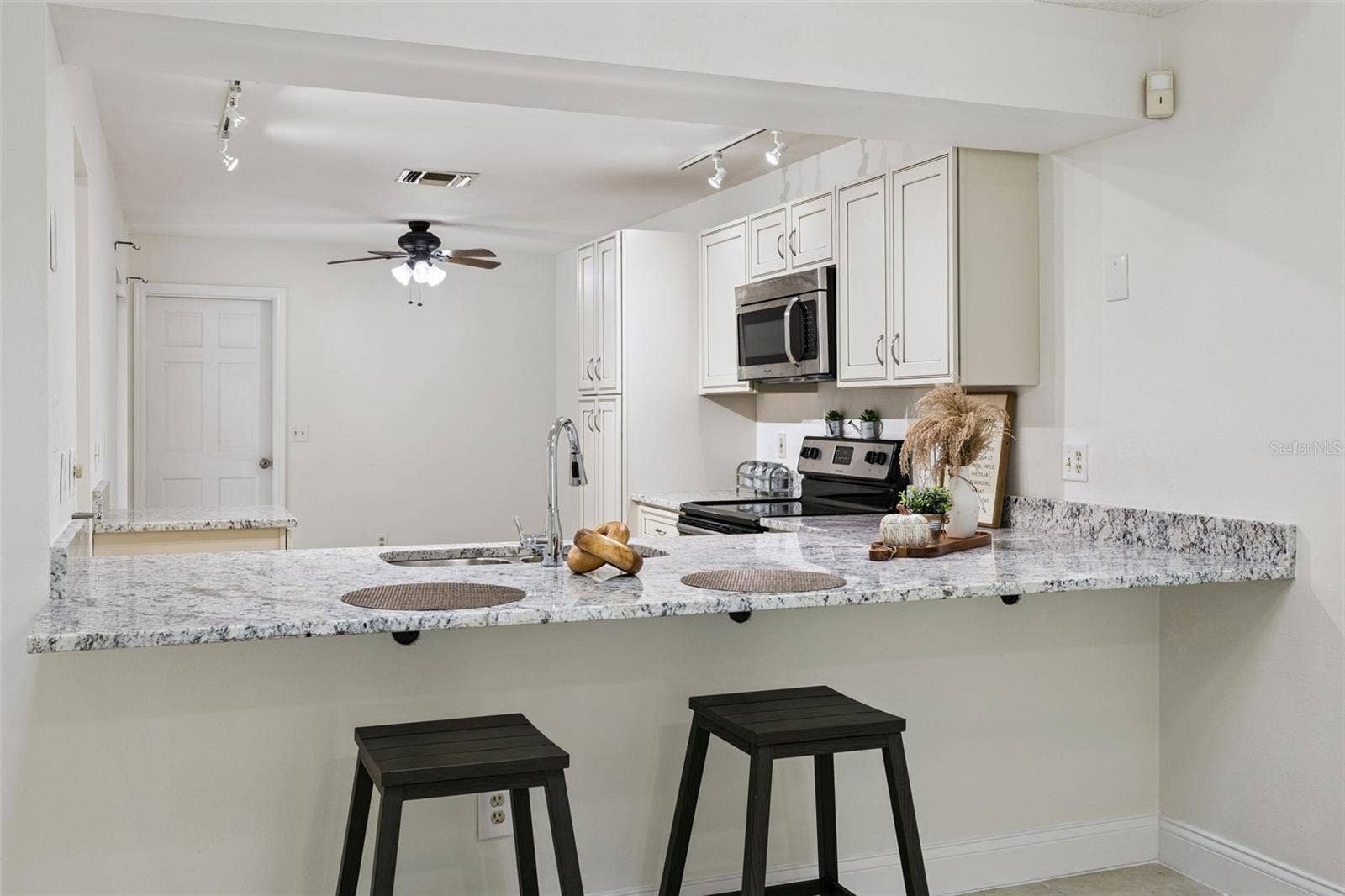 8370 SANDPOINT BLVD, Orlando, FL 32819 Kitchen counter seats 2+