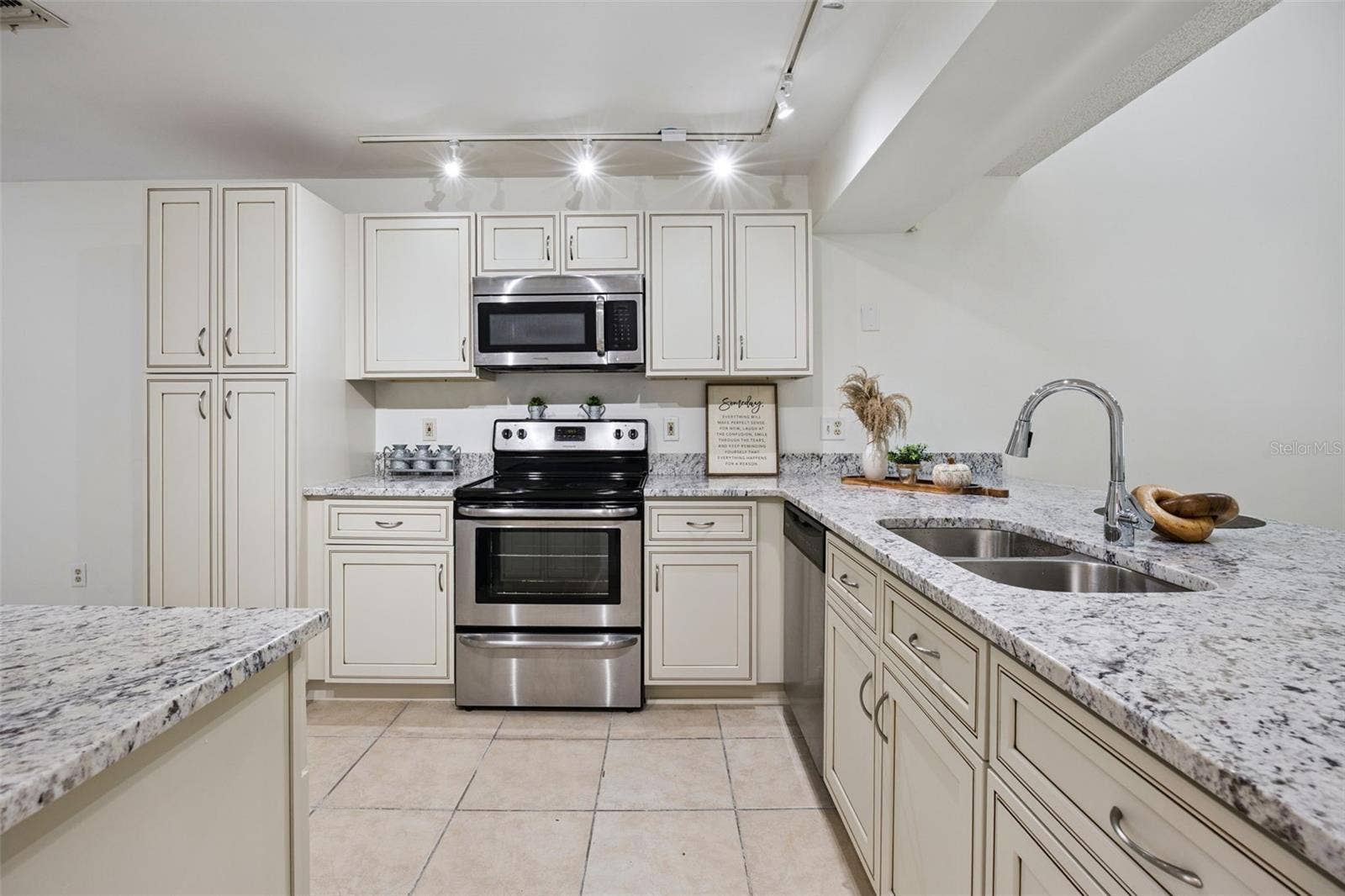 8370 SANDPOINT BLVD, Orlando, FL 32819 Newly Renovated Kitchen with granite countertops and cabinets