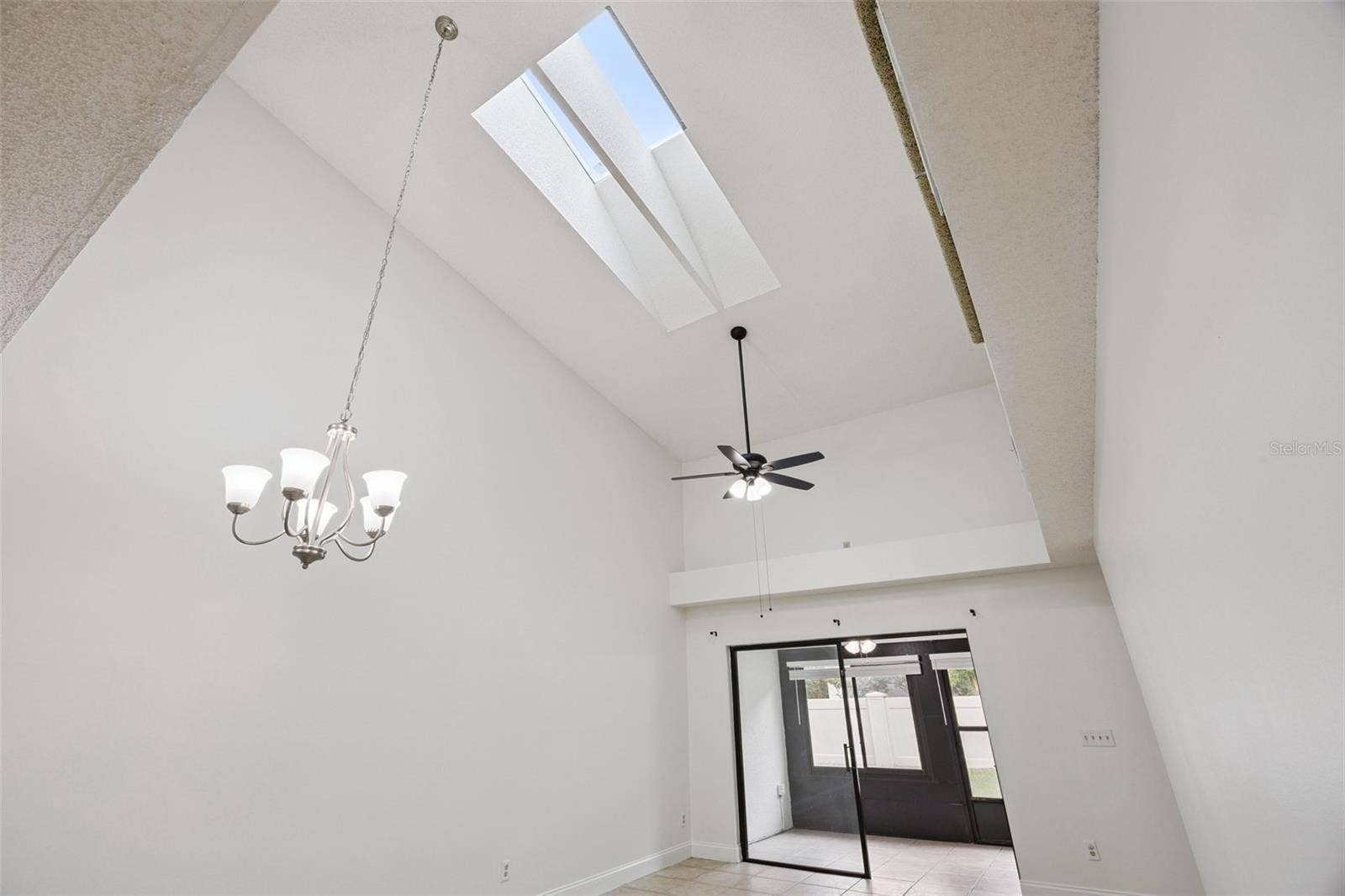 8370 SANDPOINT BLVD, Orlando, FL 32819 Living room high ceilings/sky light
