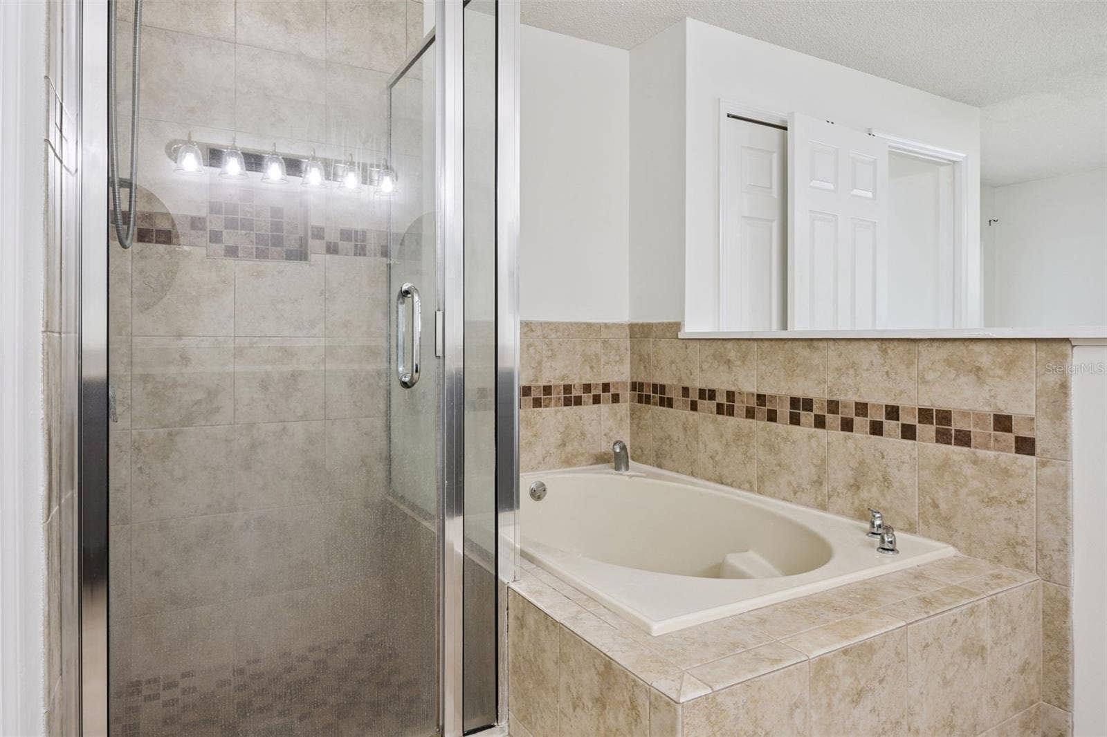 8370 SANDPOINT BLVD, Orlando, FL 32819 Primary bedroom shower/garden tub