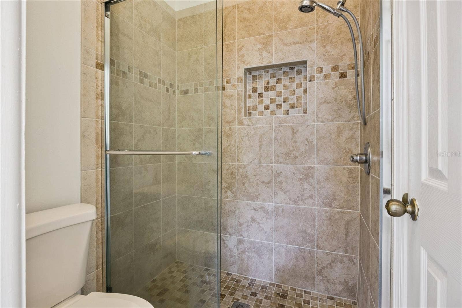 8370 SANDPOINT BLVD, Orlando, FL 32819 Upstairs shower with dual access