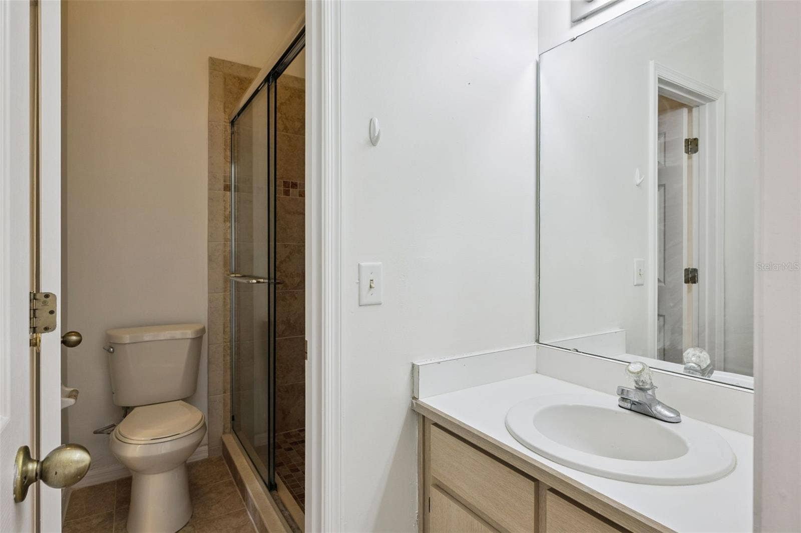 8370 SANDPOINT BLVD, Orlando, FL 32819 Upstairs vanity 2 with dual access