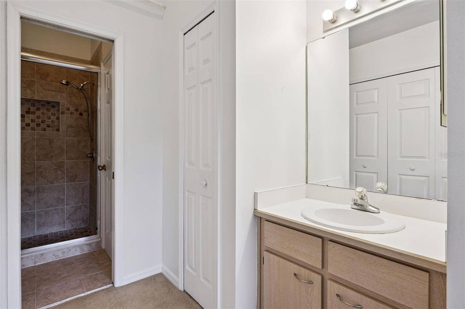 8370 SANDPOINT BLVD, Orlando, FL 32819 Upstairs vanity 1 with dual access