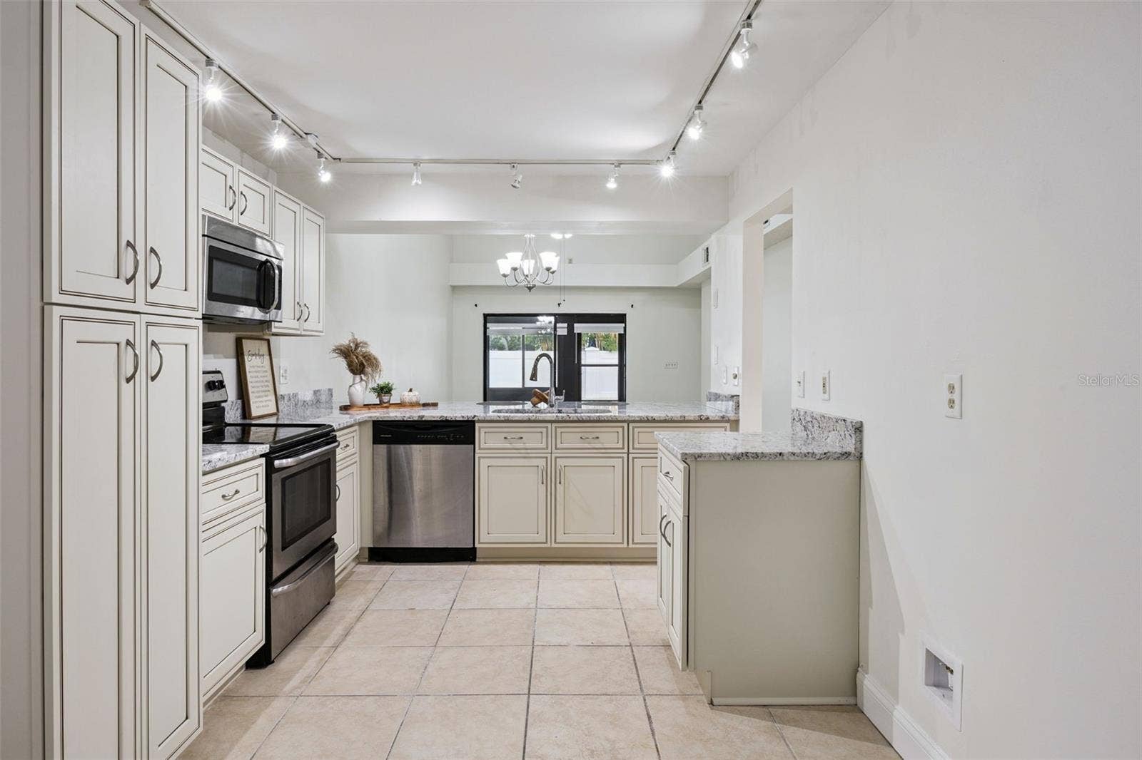 8370 SANDPOINT BLVD, Orlando, FL 32819 Kitchen