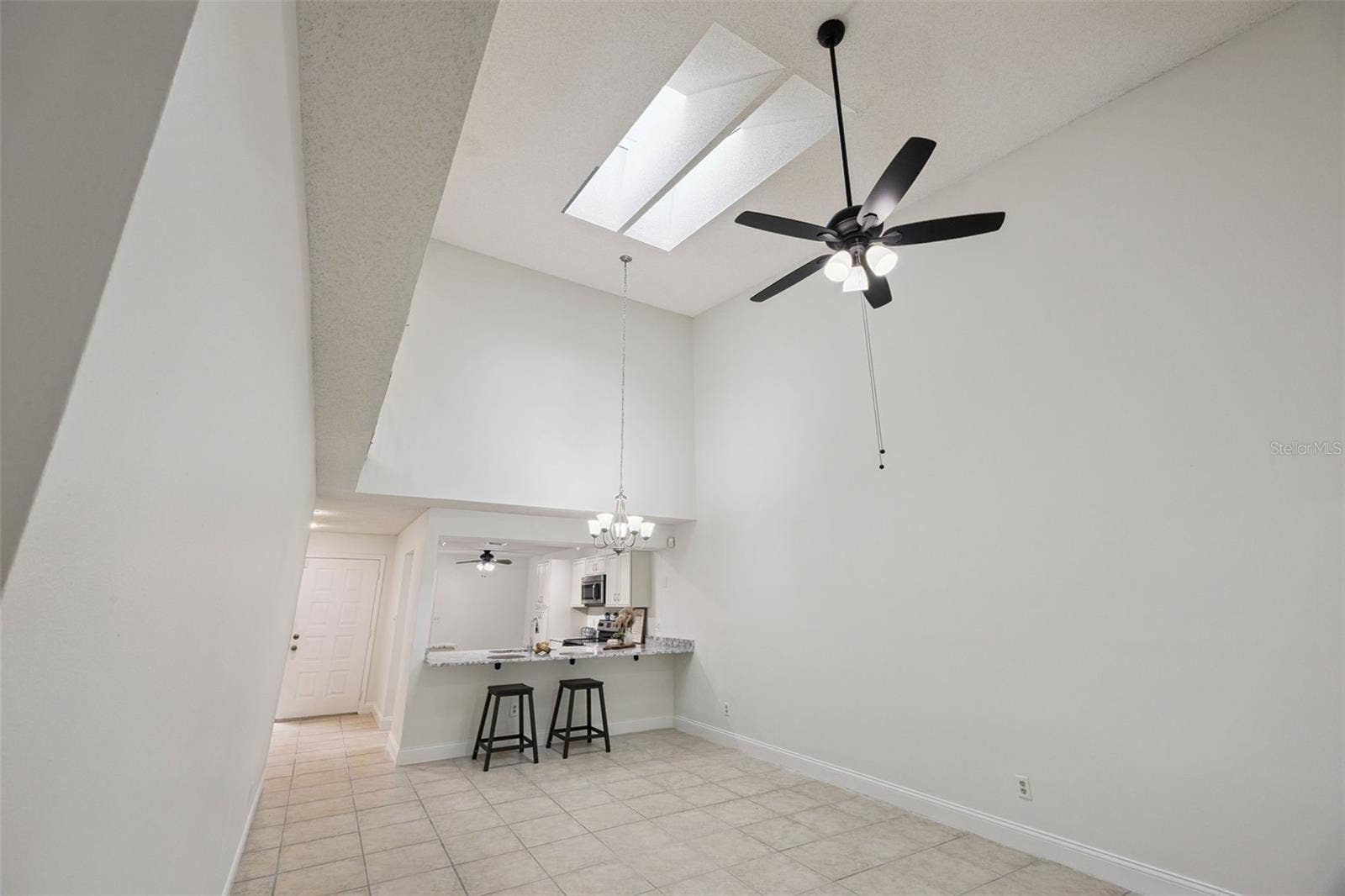 8370 SANDPOINT BLVD, Orlando, FL 32819 Living room high ceilings/sky light