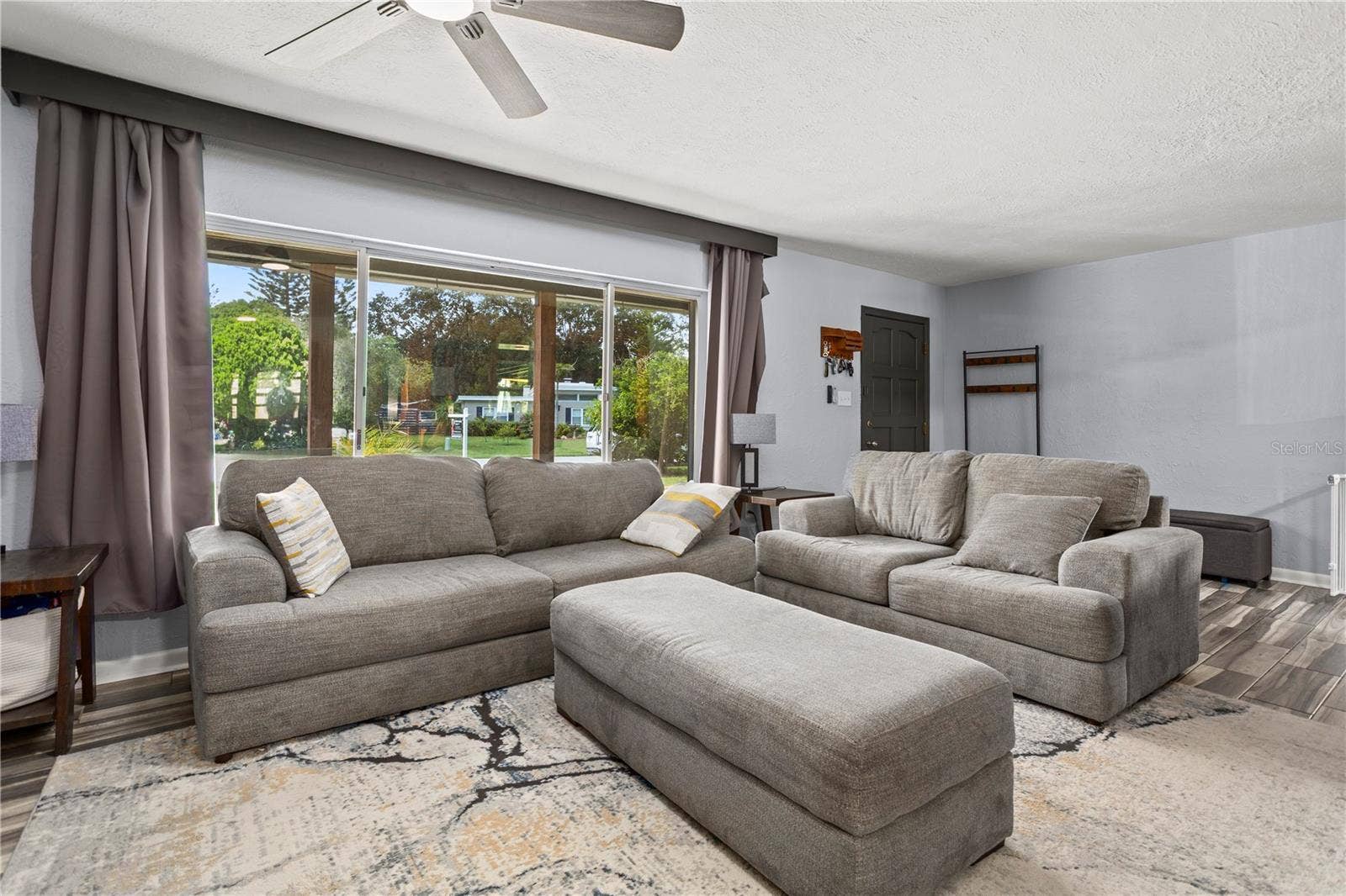 6809 WILLOUGHBY LANE, Belle Isle, FL 32812 Living room