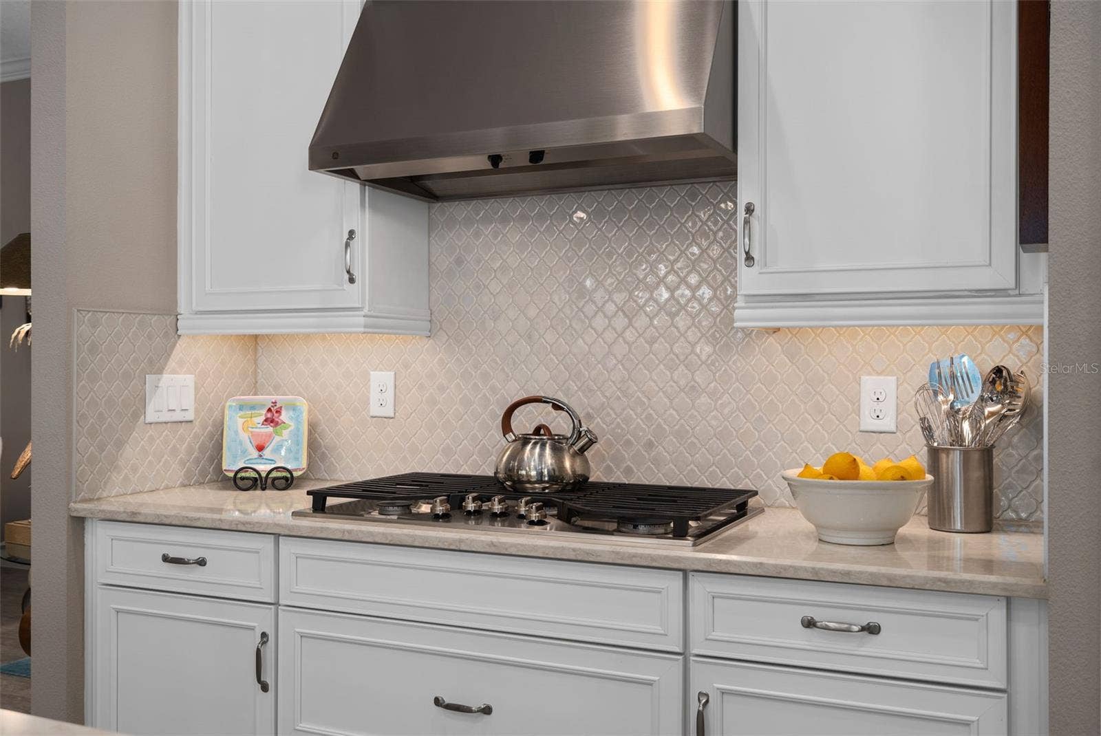 1279 ZEEK RIDGE STREET, Clermont, FL 34715 Built-in 5 burner cooktop with an outside vented hood fan.