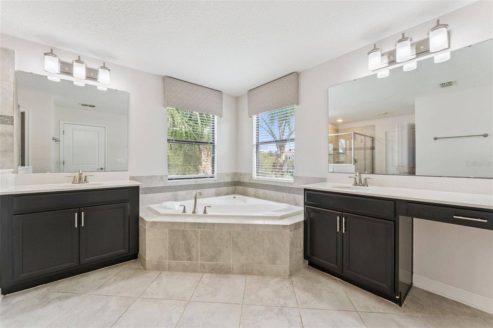 8001 POND APPLE DRIVE, Winter Garden, FL 34787 Garden tub !