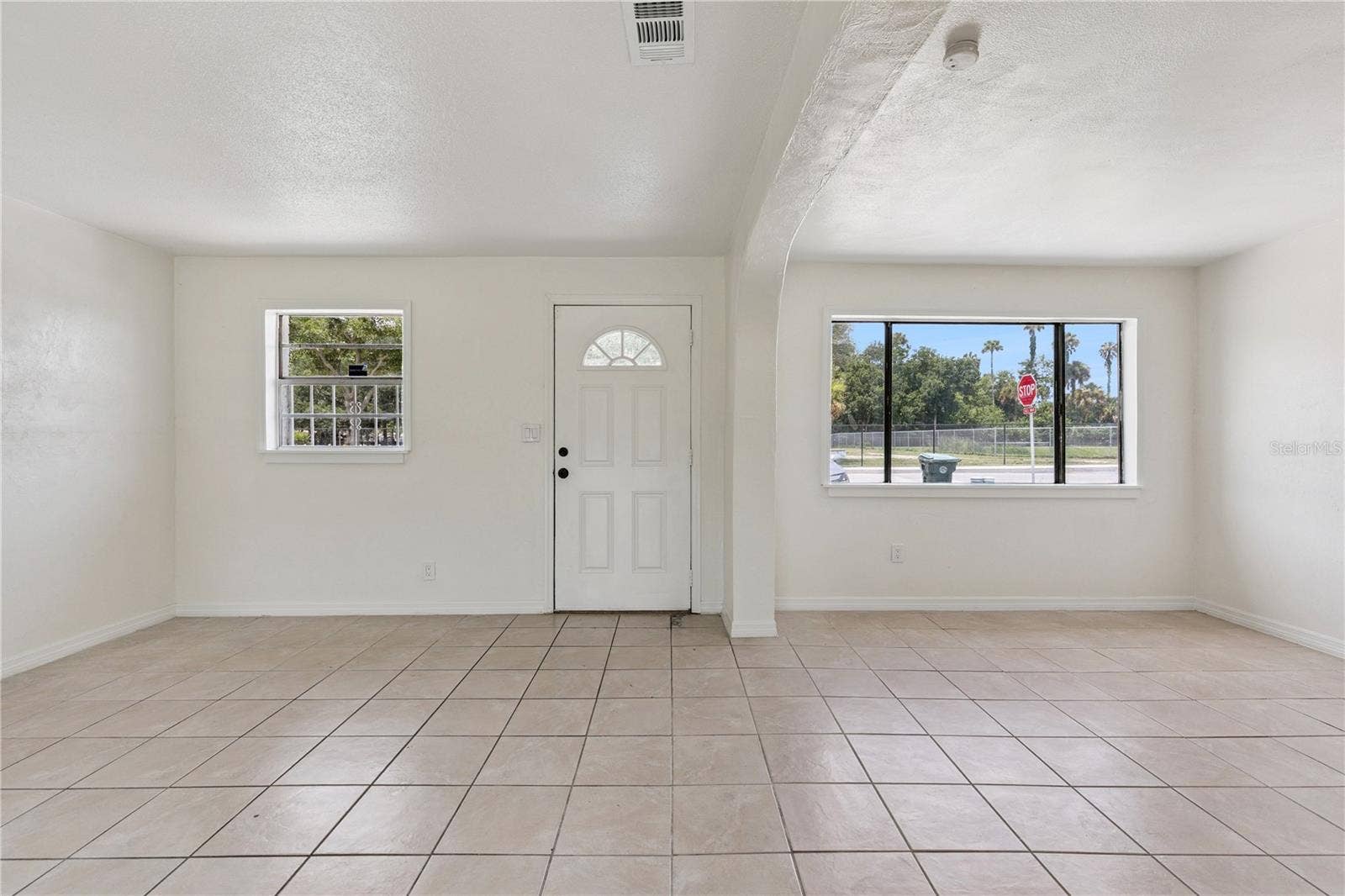 875 LOOMIS AVENUE, Daytona Beach, FL 32114 Entry Way Overlooking the Living Room