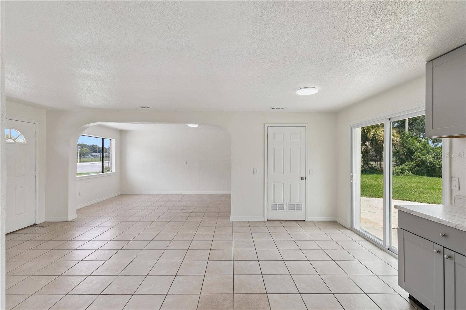 875 LOOMIS AVENUE, Daytona Beach, FL 32114 Open Concept Layout