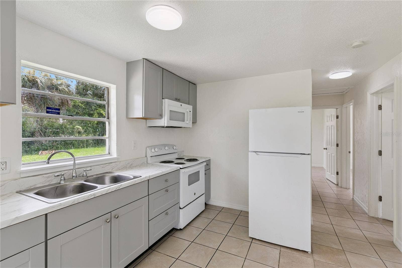 875 LOOMIS AVENUE, Daytona Beach, FL 32114 Kitchen