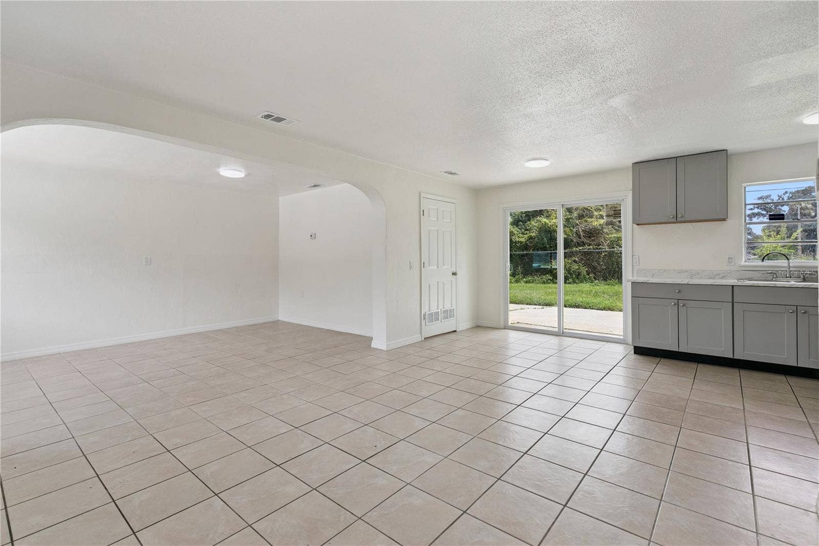 875 LOOMIS AVENUE, Daytona Beach, FL 32114 Living Area Overlooking Kitchen