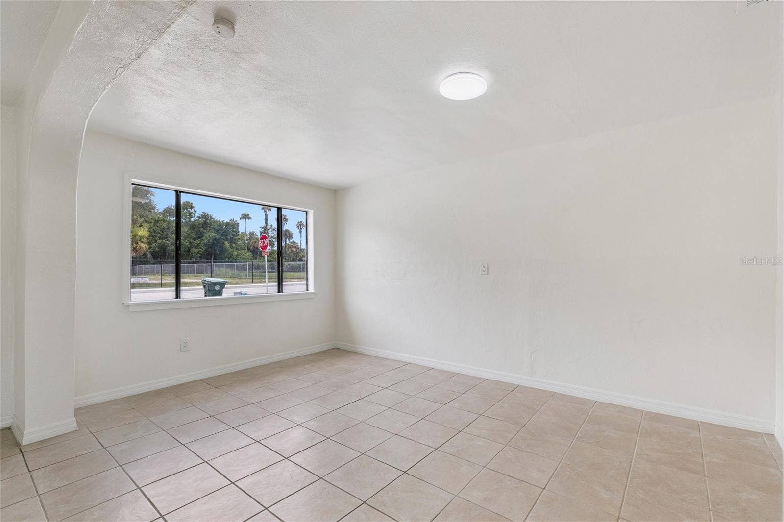 875 LOOMIS AVENUE, Daytona Beach, FL 32114 Bright and Spacious Living Area with Tile Flooring and Natural Light