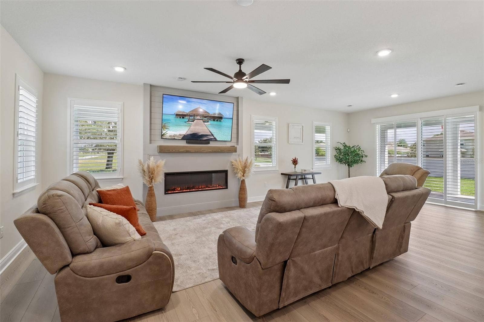 2985 WATER CLOVER COURT, Apopka, FL 32712 The generous living area is complete with feature fireplace.