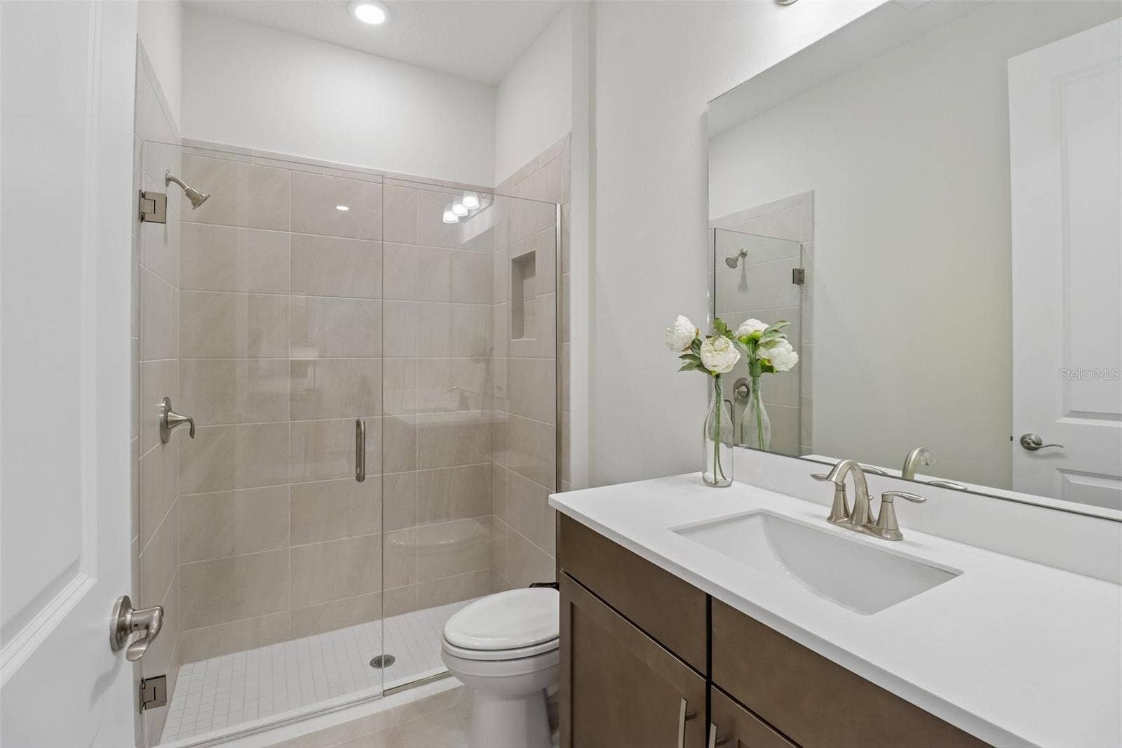 2985 WATER CLOVER COURT, Apopka, FL 32712 Main floor full bath.