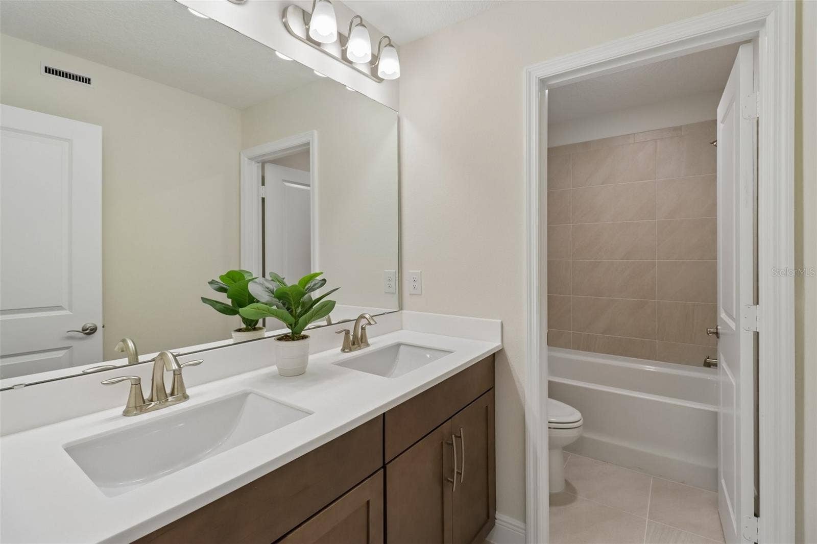 2985 WATER CLOVER COURT, Apopka, FL 32712 Second full bath.