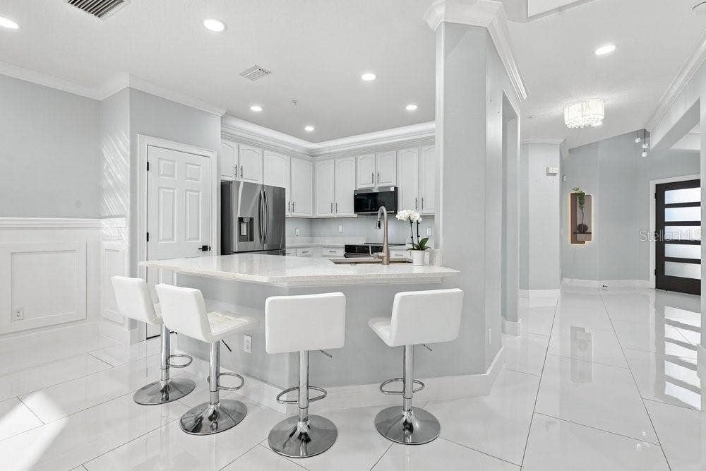 7149 REGINA WAY, Orlando, FL 32819 Breakfast bar