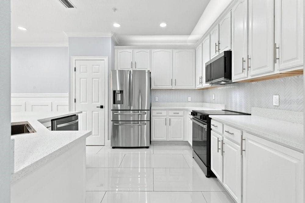 7149 REGINA WAY, Orlando, FL 32819 Stainless appliances