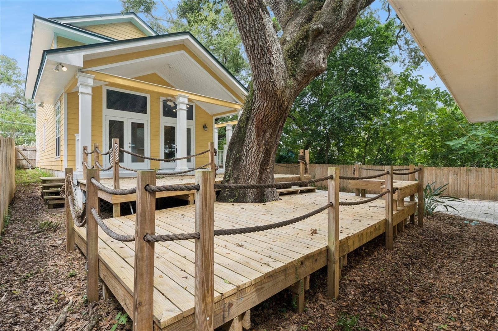 2516 E CHURCH STREET, Orlando, FL 32803 Outdoor space on the front and the back of the home.
