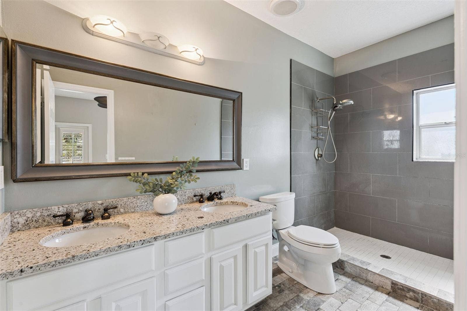 2516 E CHURCH STREET, Orlando, FL 32803 Primary en-suite bath.