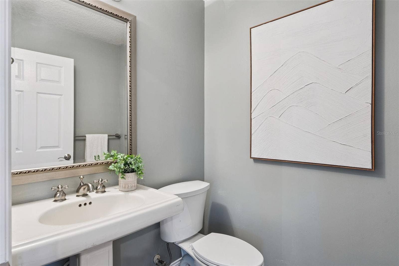 2516 E CHURCH STREET, Orlando, FL 32803 Convenient half bath.