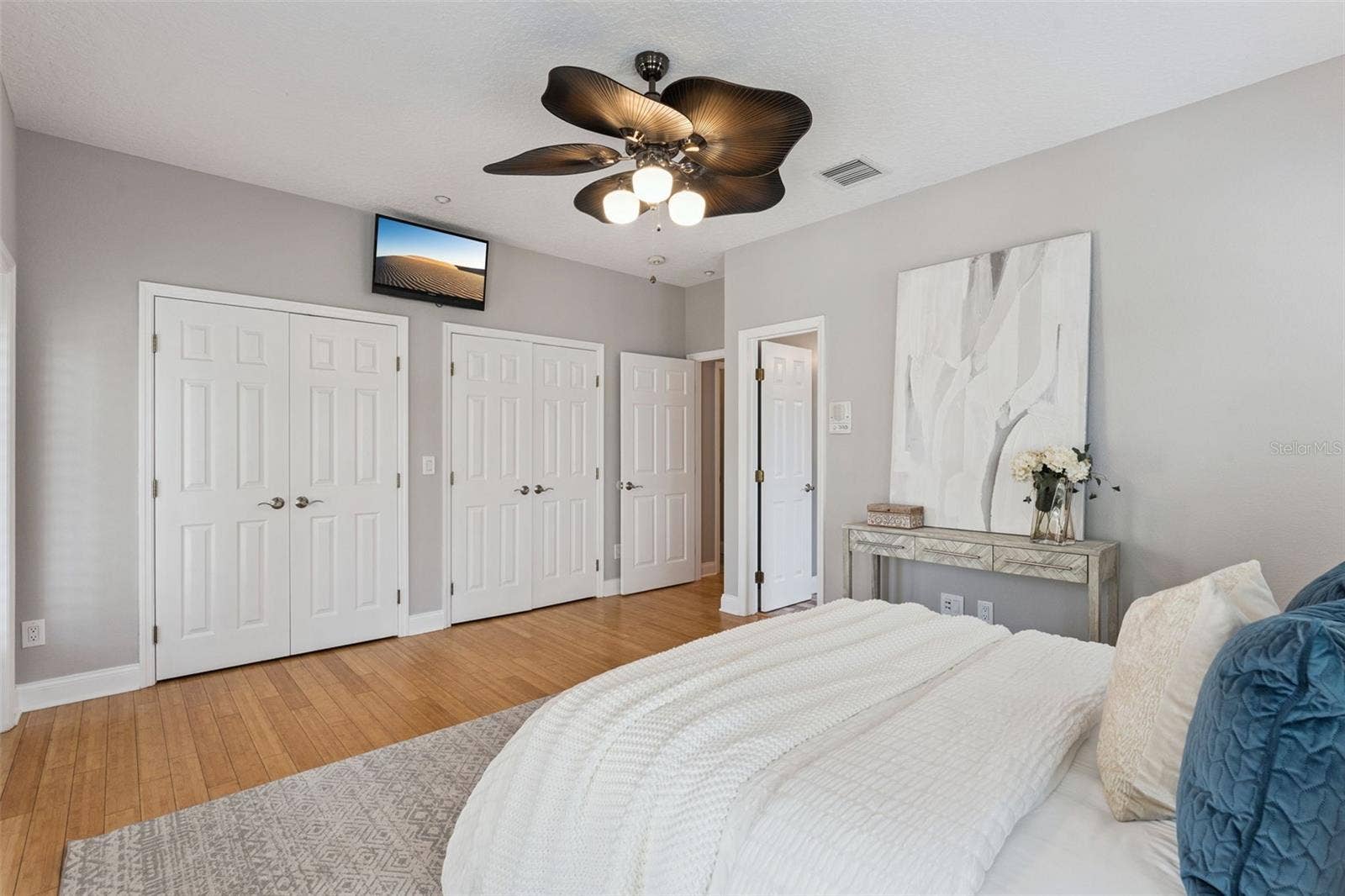 2516 E CHURCH STREET, Orlando, FL 32803 The primary suite features dual closets.