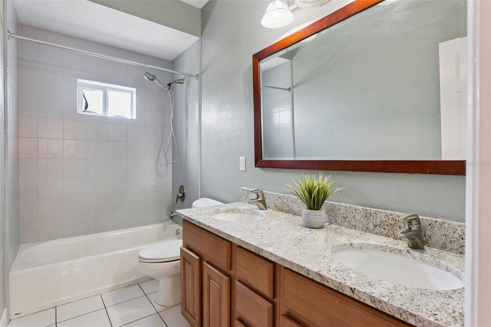 2516 E CHURCH STREET, Orlando, FL 32803 Second full bath.